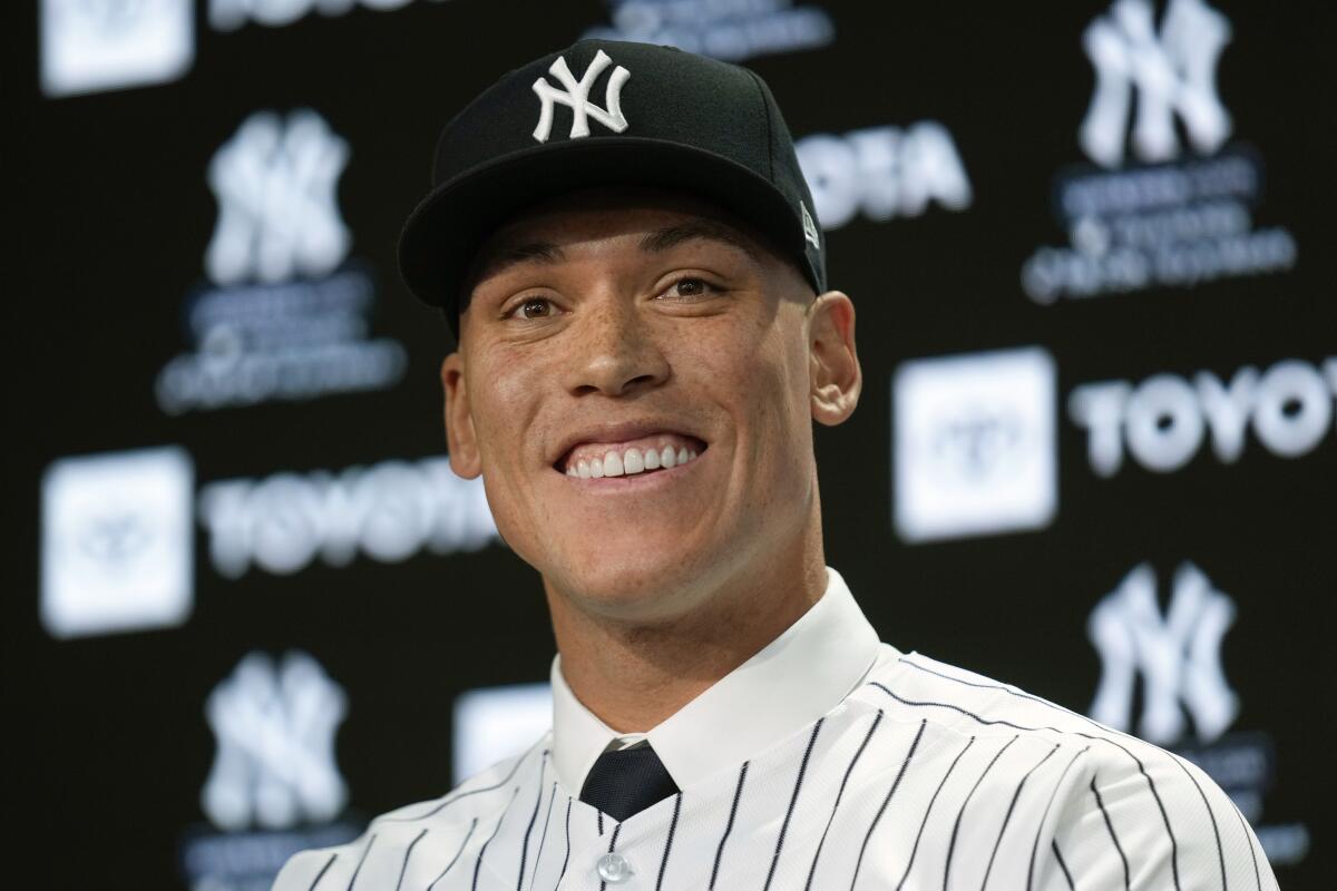 Aaron Judge de los Yanquis de Nueva York participa en una rueda de prensa en el Yankee Stadium, 