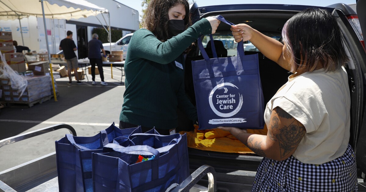 ‘Chag Sameach’: Hundreds of Passover meals delivered to senior San Diegans for the holiday