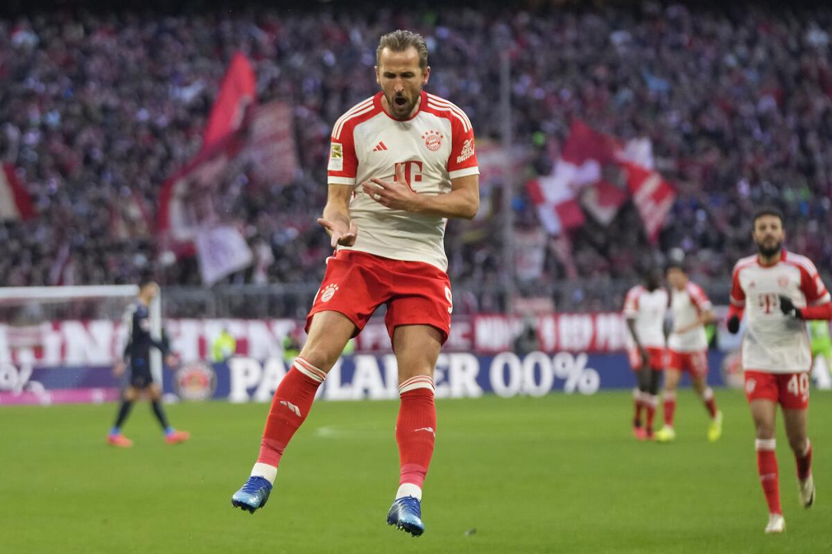 Harry Kane del Bayern Munich celebra tras anotar el primer gol de su equipo