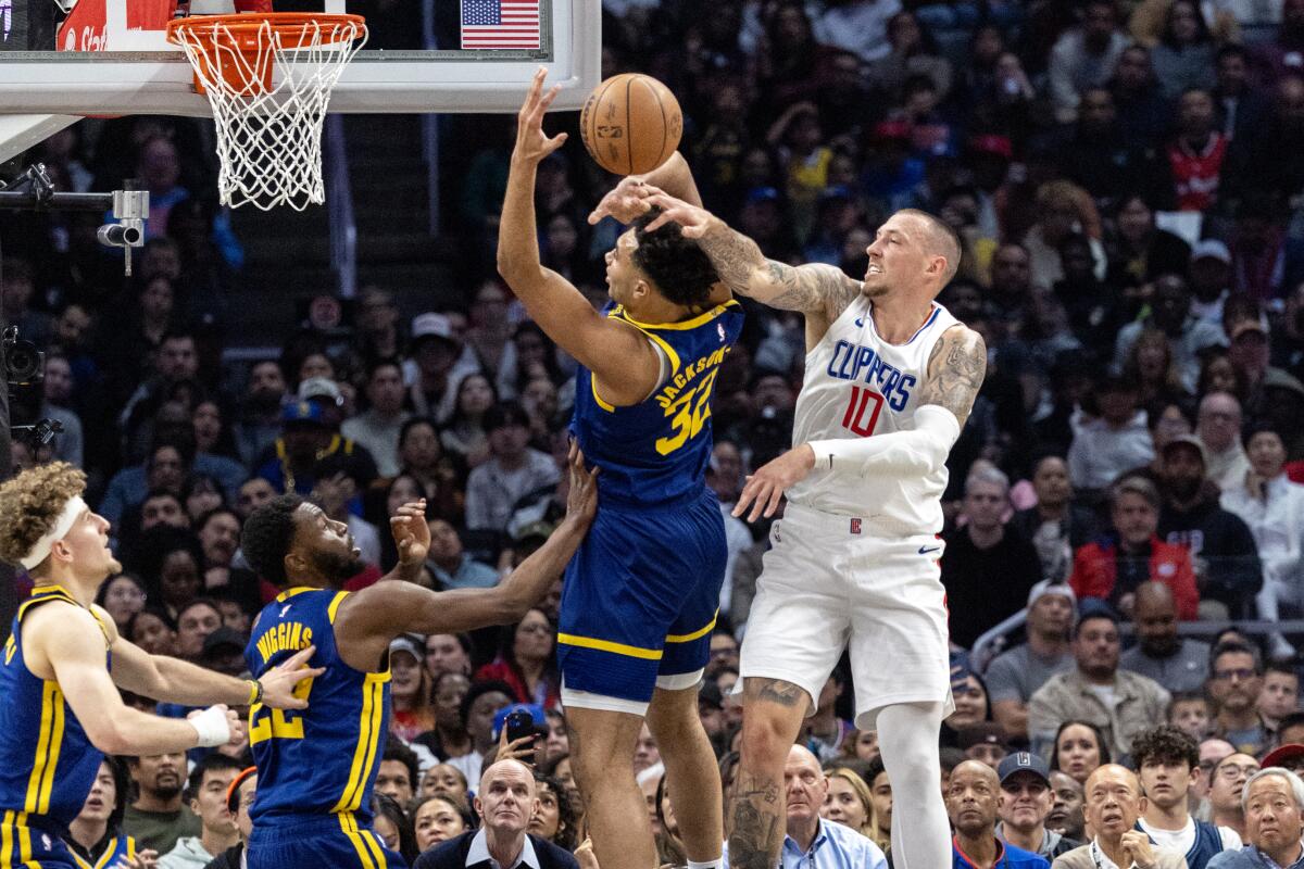 Clippers'ın pivotu Daniel Theis (sağda), Golden State Warriors forveti Trayce Jackson-Davis'in şutunu engellemeye çalışıyor.