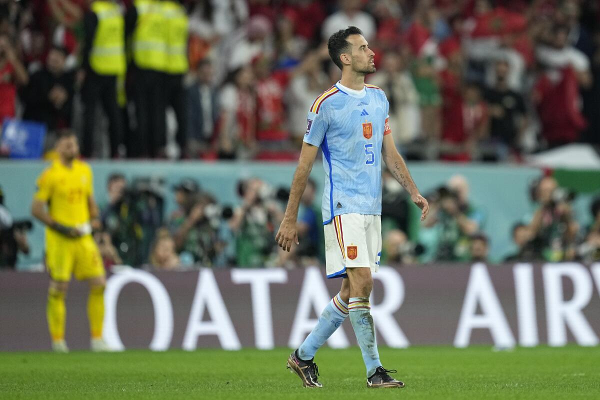 Sergio Busquets lamenta haber fallado un penal en la tanda de penales del duelo ante Marruecos en la Copa del Mundo, en Al Rayyan, Qatar, el martes 6 de diciembre de 2022. (AP Foto/Ebrahim Noroozi)