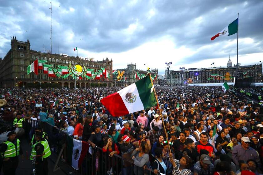Más de 120 mil personas en el Zócalo de Ciudad de México en el "grito" anual con motivo del Día de la Independencia, en la primera ceremonia del presidente Andrés Manuel López Obrador en el balcón del Palacio Nacional, el 15 de septiembre de 2019.