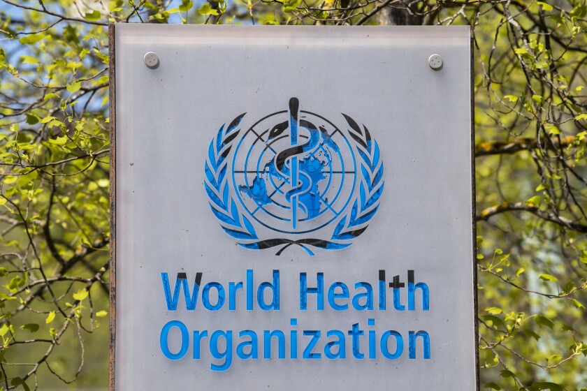 ARCHIVO - El emblema y el edificio de la sede de la Organización Mundial de la Salud (OMS) 