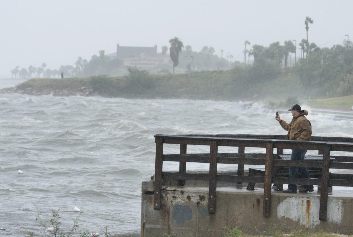Una persona graba video de la agitación del mar en Cole Park, Corpus Christi, Texas, ante la inminente llegada del huracán Harvey.