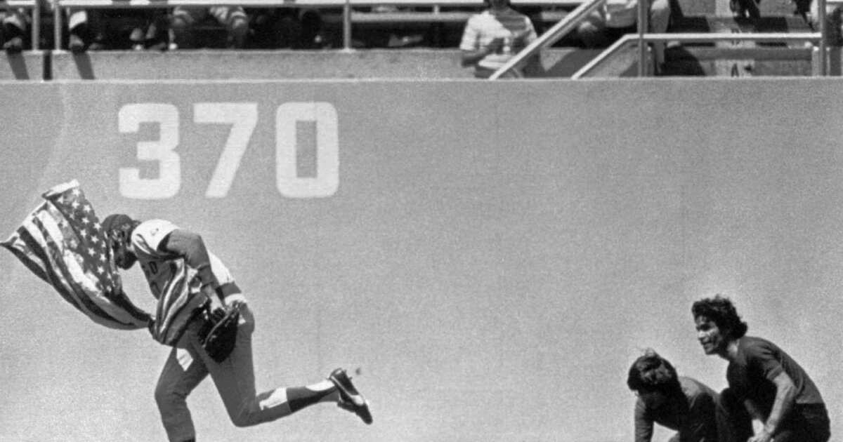 Rick Monday celebrates flag-saving moment 40 years ago in Dodger Stadium  outfield - Los Angeles Times