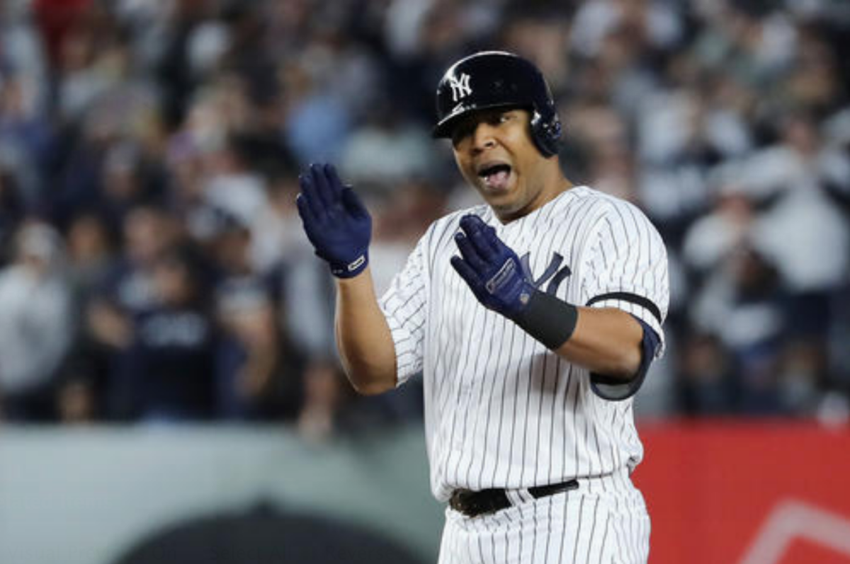 Edwin Encarnación #30 de los Yankees de Nueva York celebra el bateo de un doble durante la quinta entrada contra los Astros de Houston en el tercer juego de la Serie de Campeonato de la Liga Americana en el Estadio de los Yankees el 15 de octubre de 2019 en la ciudad de Nueva York. (Foto de Elsa/Getty Images)
