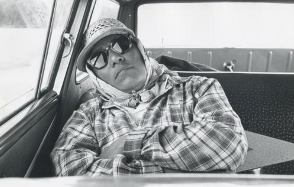 Fotografía cedida por Take Stock donde aparece la activista María Moreno mientras duerme en el asiento trasero del auto 