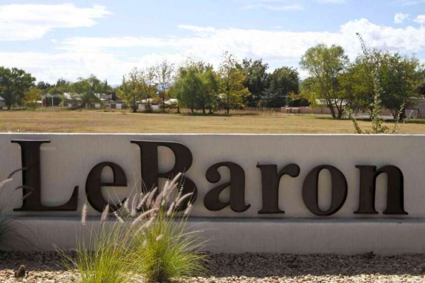 Un letrero indica la entrada de la Colonia LeBarón, uno de varios sitios donde la familia extendida LeBarón vive en el municipio de Galeana, en Chihuahua, México.