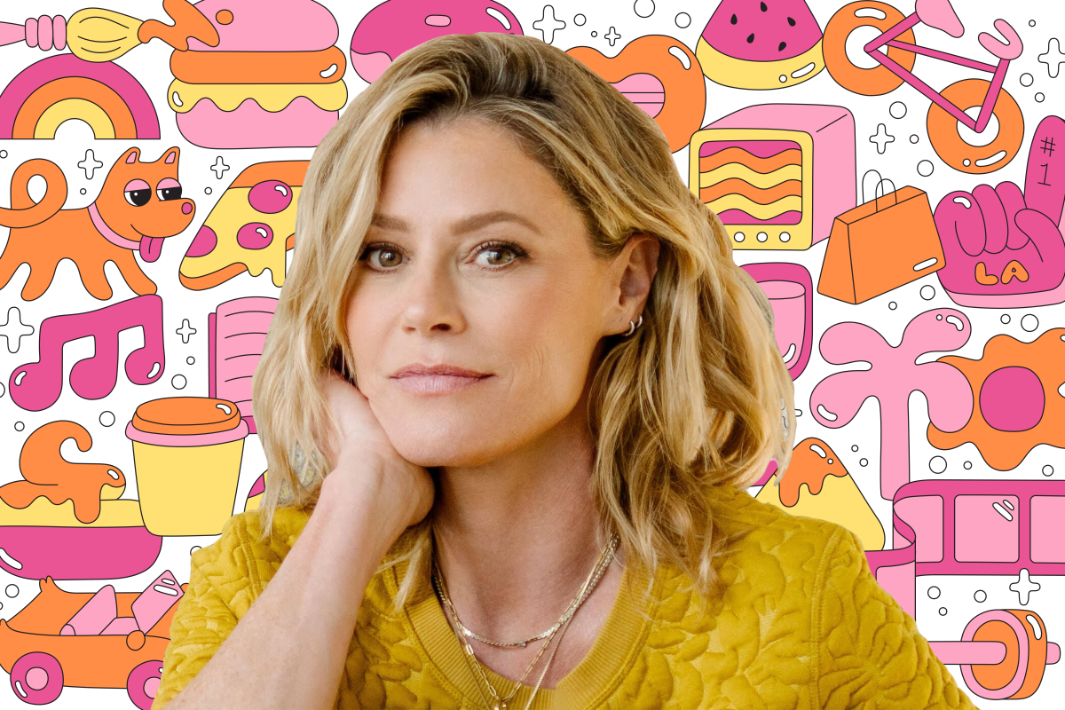 Potret aktris Julie Bowen dengan latar belakang ilustrasi warna-warni buku, anjing, pizza, TV, tas belanja, dan banyak lagi