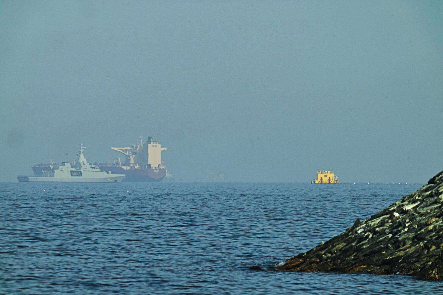 U.S. military says it intercepted Iranian attacks on 3 Navy ships in Strait of Hormuz - Los Angeles Times