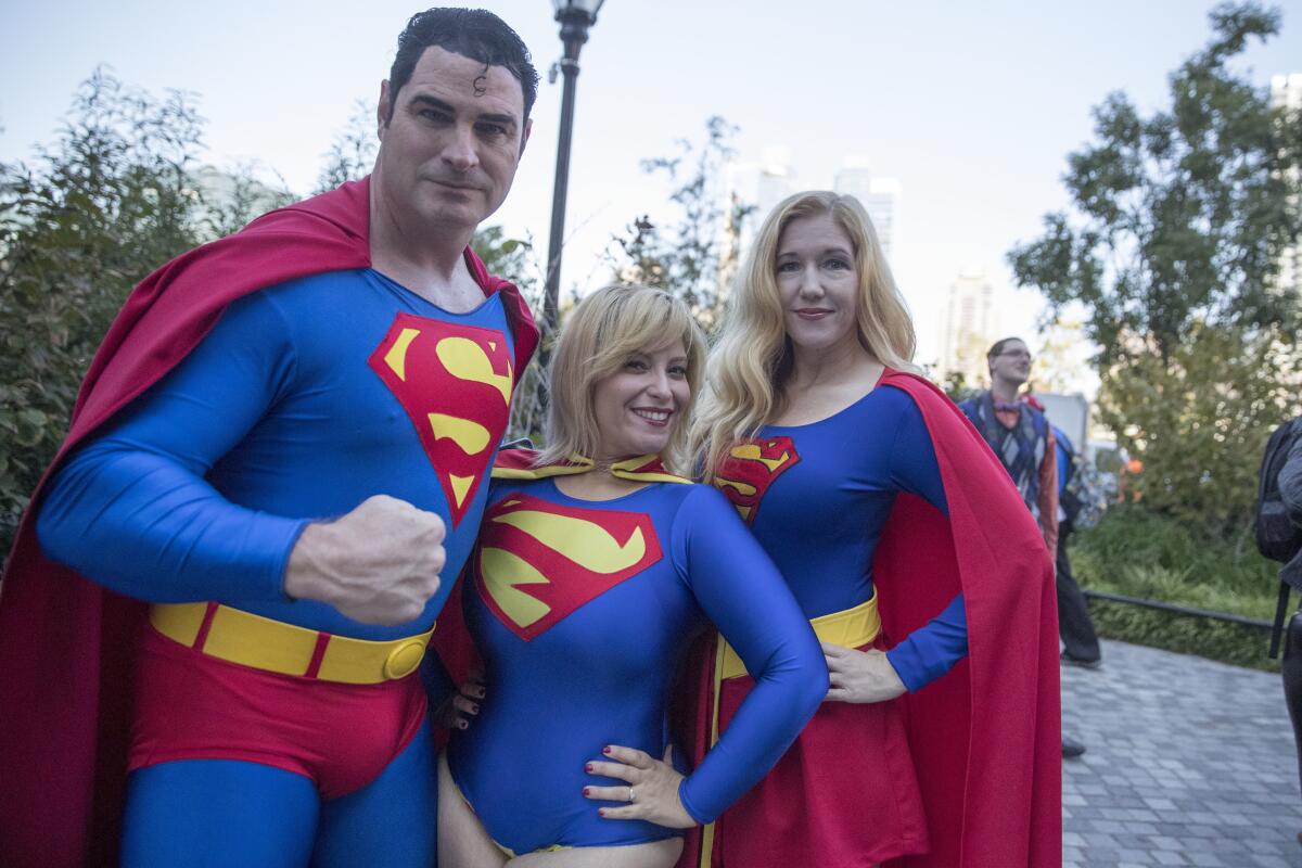 Los fans de Superman Michael Byrnes, a la izquierda, Frances Tirado, al centro, y Amy Byrnes posan