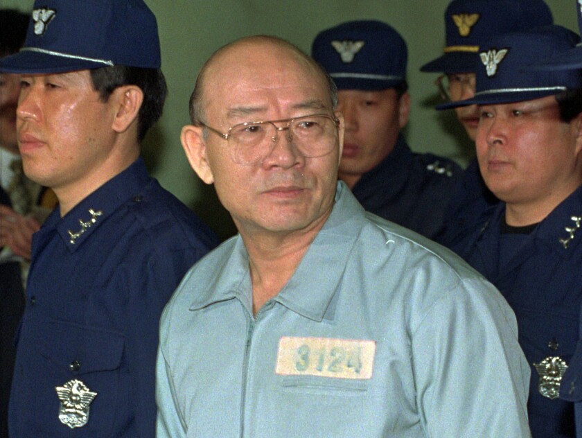 El expresidente sudcoreano Chun Doo-hwan ingresa a una corte de Seúl para su primer juicio por cargos de corrupción, el 26 de febrero de 1996, en Seúl, Corea del Sur. (AP Foto/Yun Jai-hyoung, Archivo)