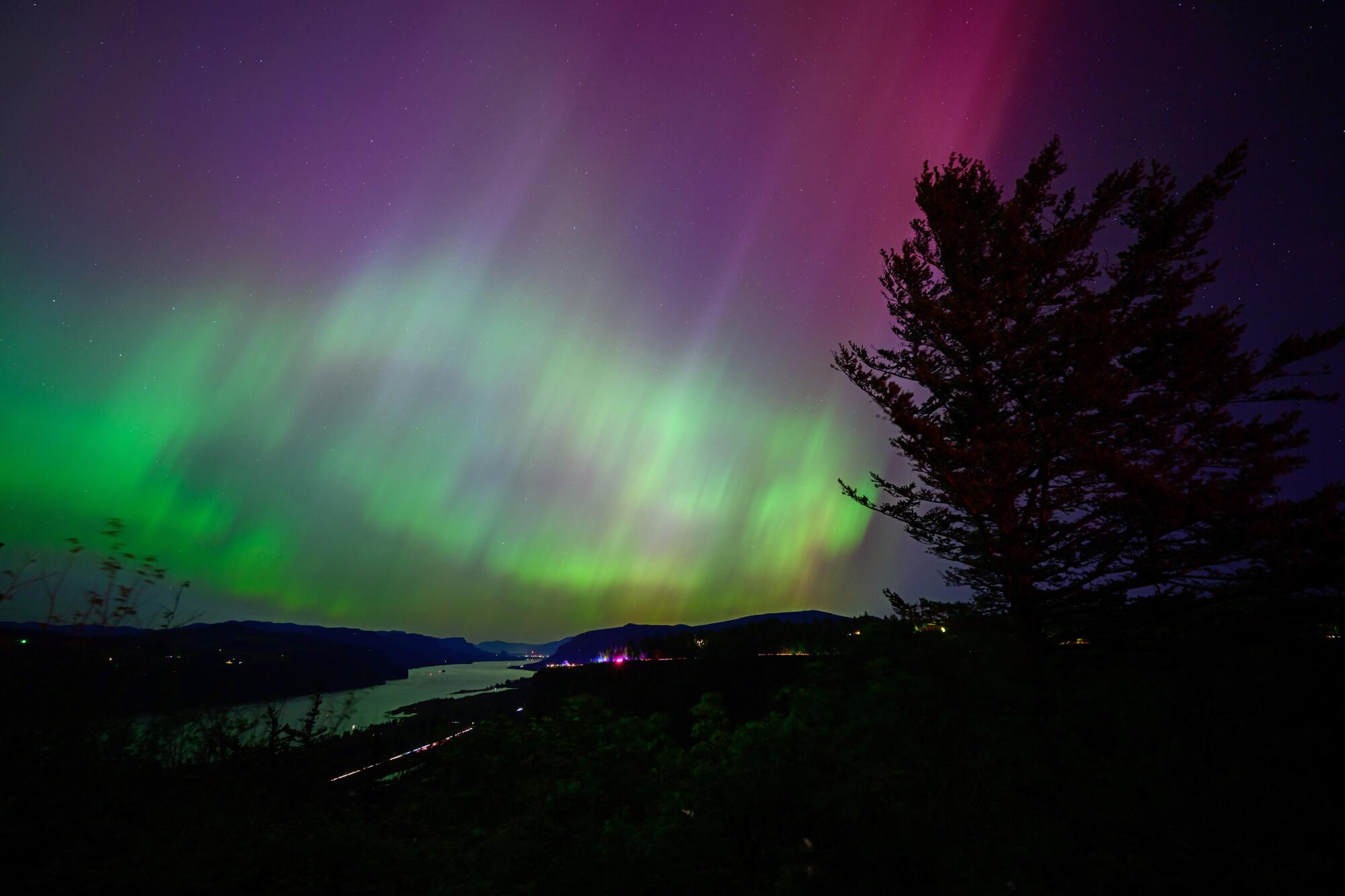 La aurora boreal se ve sobre la garganta del río Columbia en Latourelle, Oregón. 