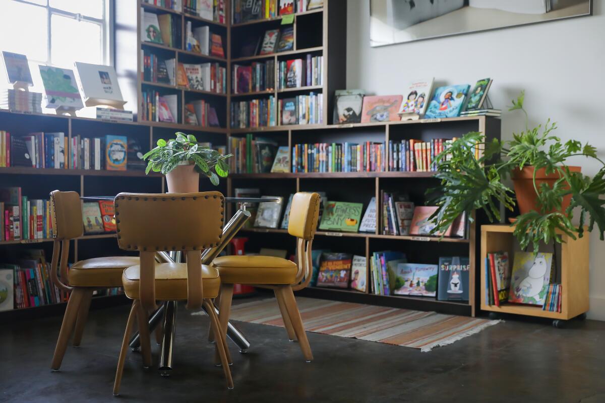 À l'intérieur de la librairie North Figueroa avec des étagères de livres et plusieurs chaises.