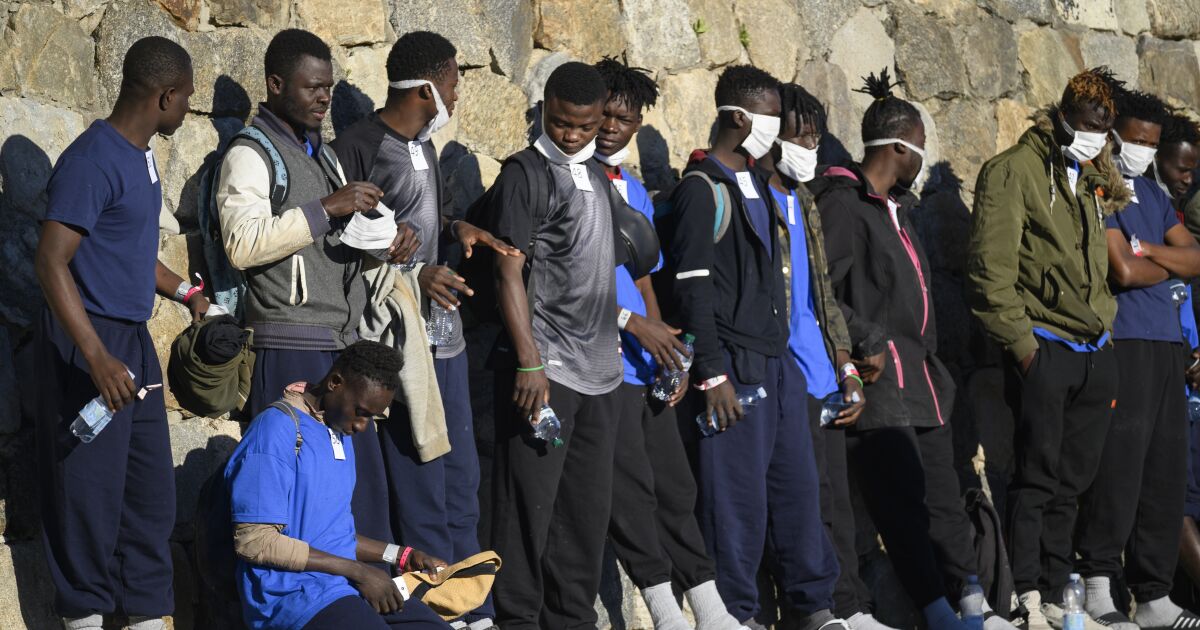 L’Italia ha consegnato 3 barconi di migranti, il 4° diretto in Corsica