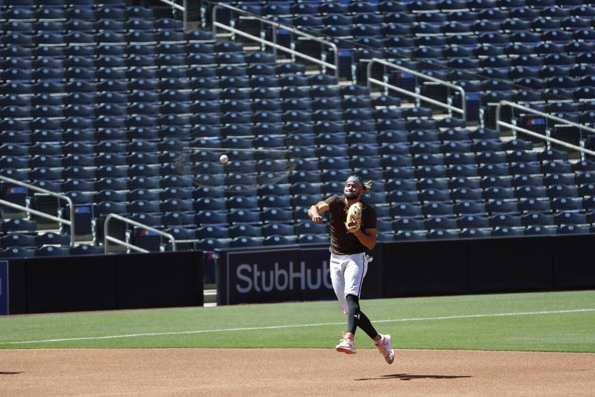 Padres Top Plays: Fernando Tatis Jr. goes 477 feet deep, Wil Myers powers  up in sweep of Reds 