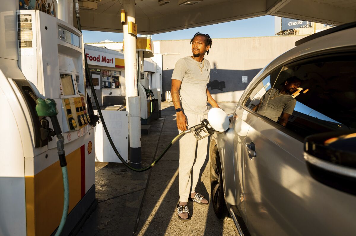 Un automovilista carga gasolina en una estación Shell 