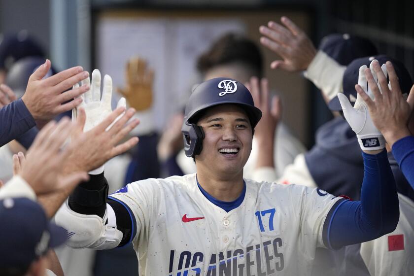 El japonés Shohei Ohtani, de los Dodgers de Los ?ngeles, festeja en la cueva luego de conseguir un jonrón de dos carreras ante los Angelinos de la misma ciudad, el sábado 22 de junio de 2024 (AP Foto/Mark J. Terrill)