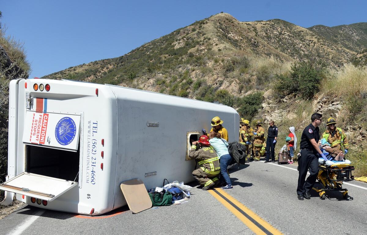 Personal de rescate y del departamento de bomberos brindan auxilio a los heridos luego que un autobús de servicio directo de volcara sobre la carretera 330 en la sierra de San Bernardino, en el sur de California, el domingo 22 de mayo de 2016. (Will Lester /The Inland Valley Daily Bulletin via AP)