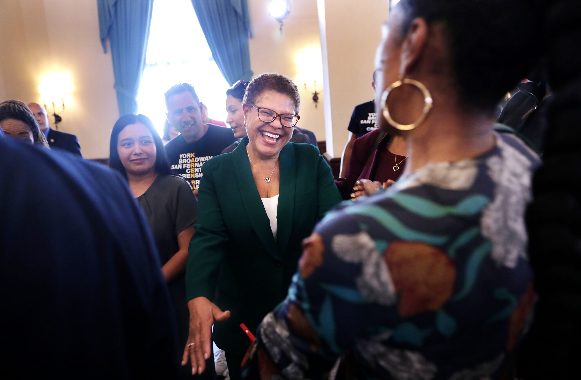 LA Maire élue Karen Bass accueille ses partisans après son annonce électorale au Wilshire Ebell Theatre.