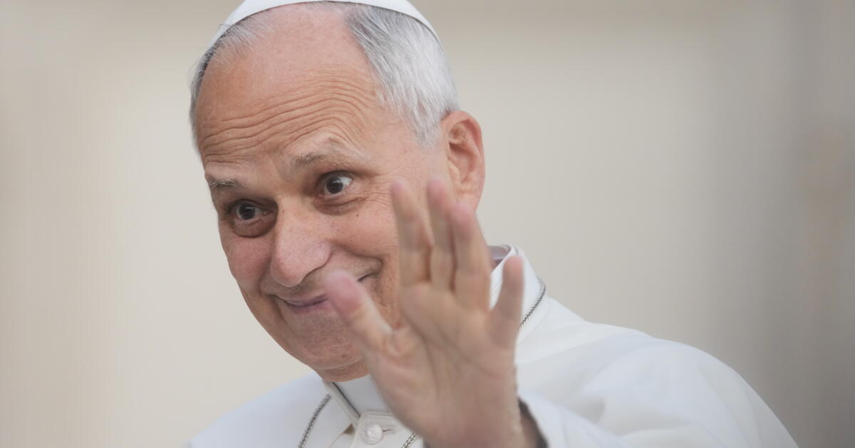 Foto: Los Angeles Times El papa León XIV saluda mientras llega a su audiencia general semanal en la Plaza de San Pedro, en el Vaticano