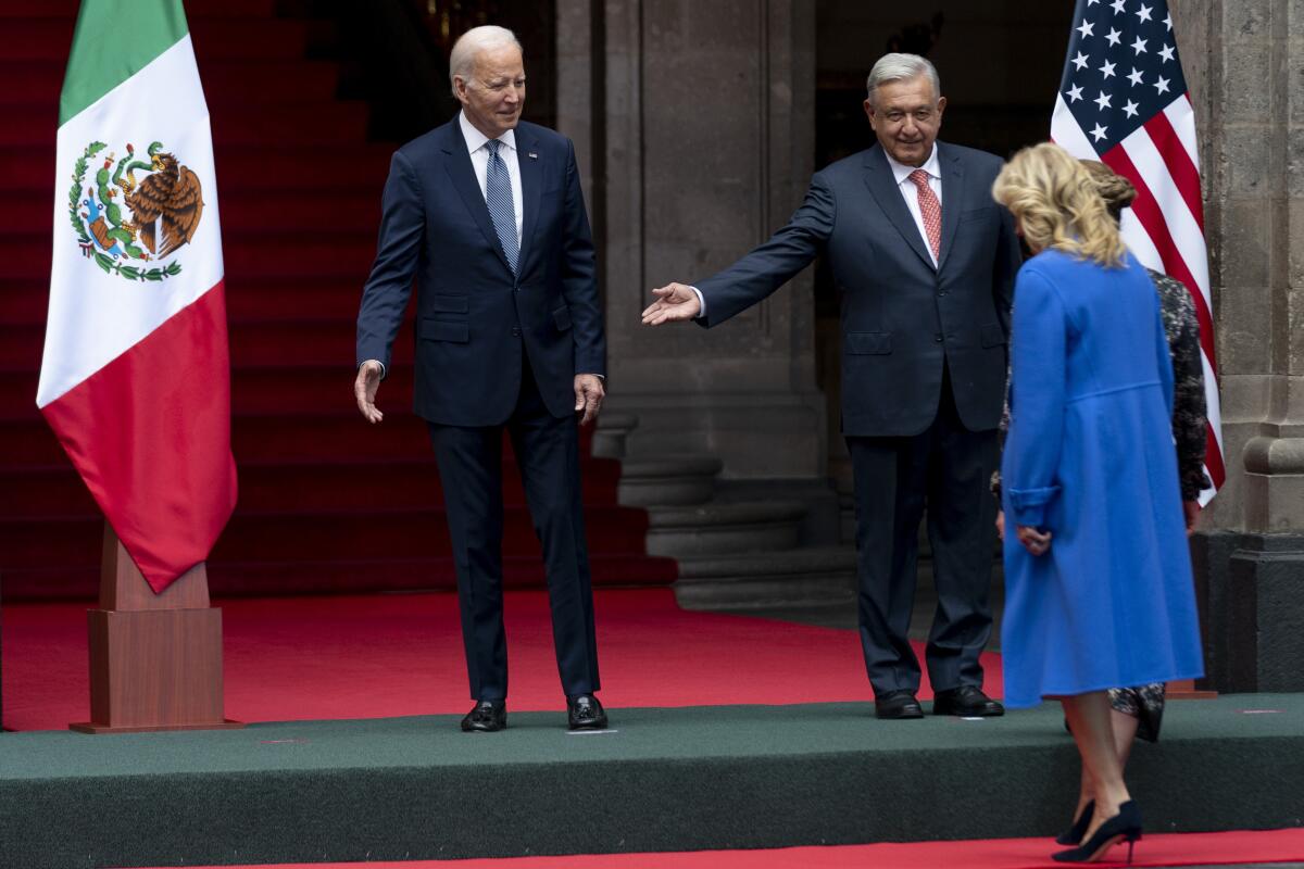 El presidente estadounidense Joe Biden es recibido por su homólogo mexicano Andrés Manuel López Obrador a su llegada