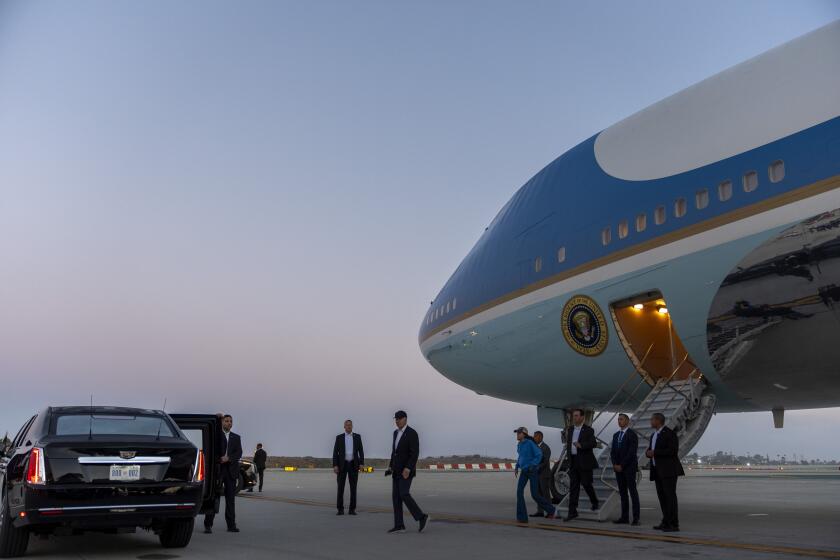 El presidente Joe Biden camina hacia su limusina a su llegada al Air Force One, el sábado 15 de junio de 2024, en Los ?ngeles. Biden asistirá a un acto de campa?a el sábado por la noche. (AP Foto/Alex Brandon)