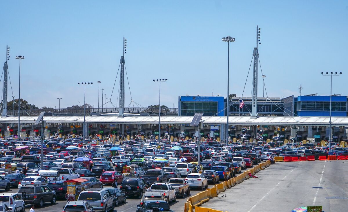 Cientos de vehículos cruzan a Estados Unidos por la garita de San Ysidro en 14 de junio de 2021