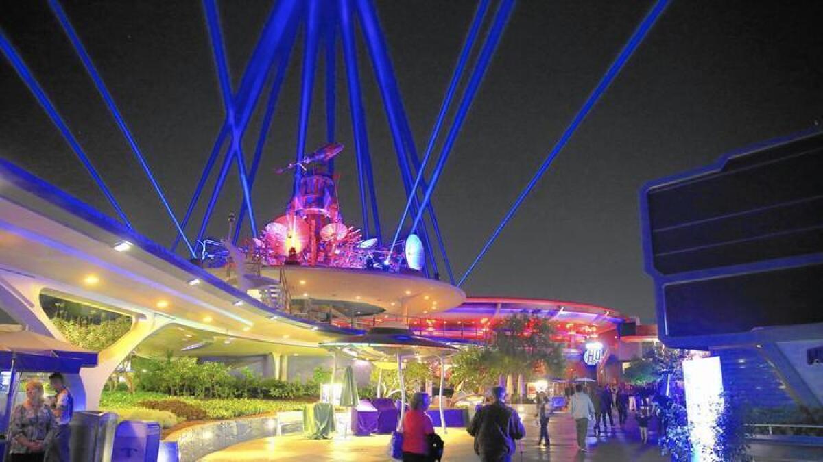 Una celebración de “Star Wars” llamada ‘Season of the Force’ ha transformado a Tomorrowland en Disneyland.