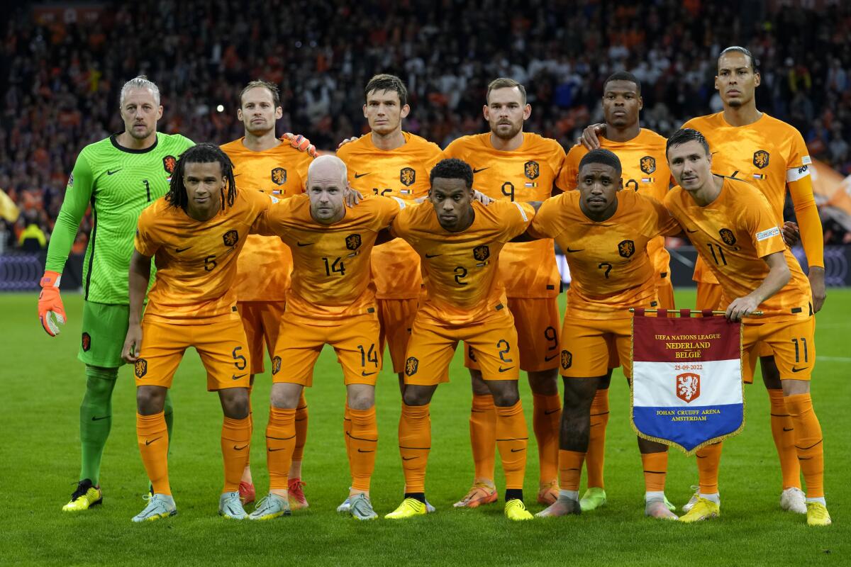 ARCHIVO - El plantel de Holanda previo al partido contra Bélgica en la Liga de las Naciones,