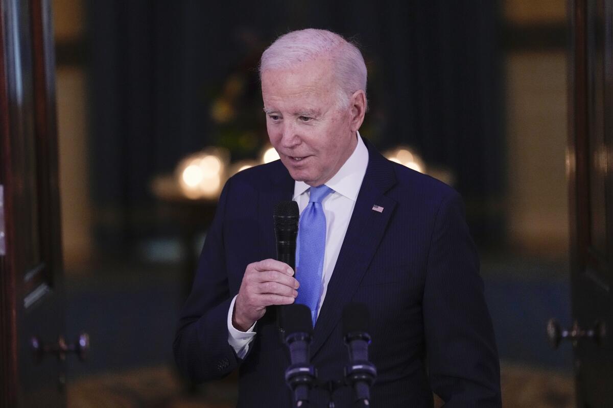El presidente Joe Biden habla antes de una cena con mandos militares en el Cross Hall de la Casa Blanca 