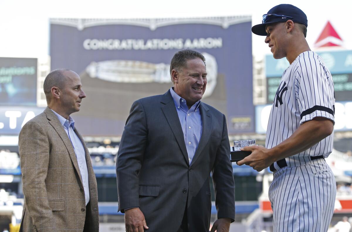 Yankees amateur scouting director Damon Oppenheimer, center