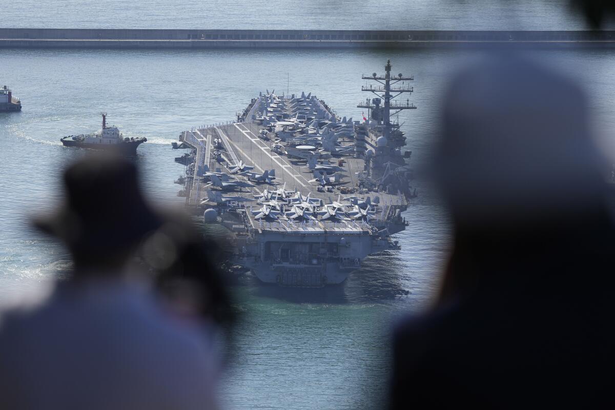El portaaviones estadounidense USS Ronald Reagan es escoltado a su llegada a Busan
