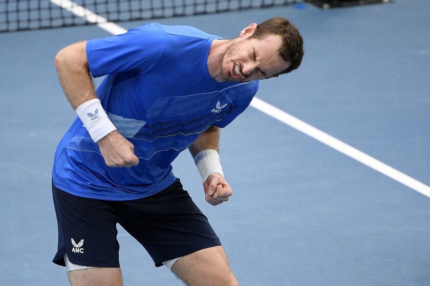 Andy Murray celebra tras derrotar a Nikoloz Basilashvili en la primera ronda del Abierto de Australia, el martes 18 de enero de 2022. (AP Foto/Andy Brownbill)