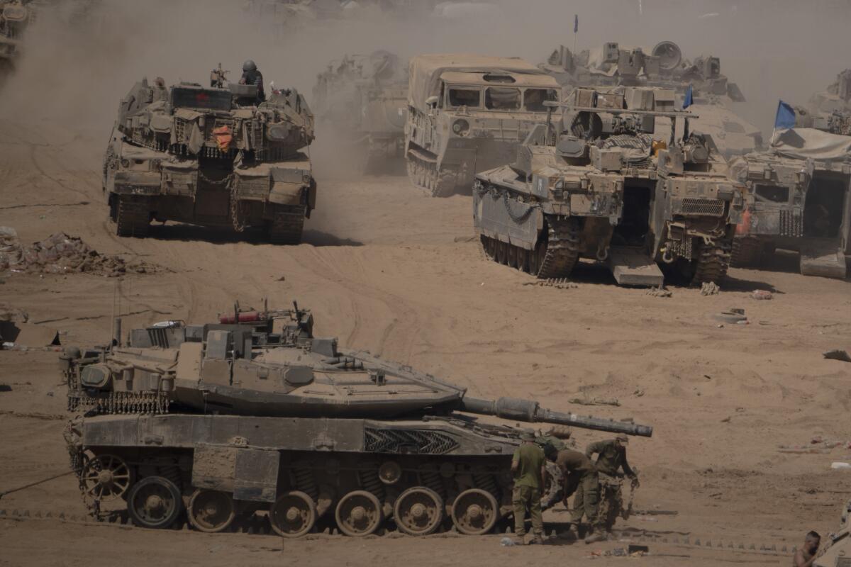 Soldados israelíes preparan tanques de guerra en una zona cercana a la frontera de Israel 