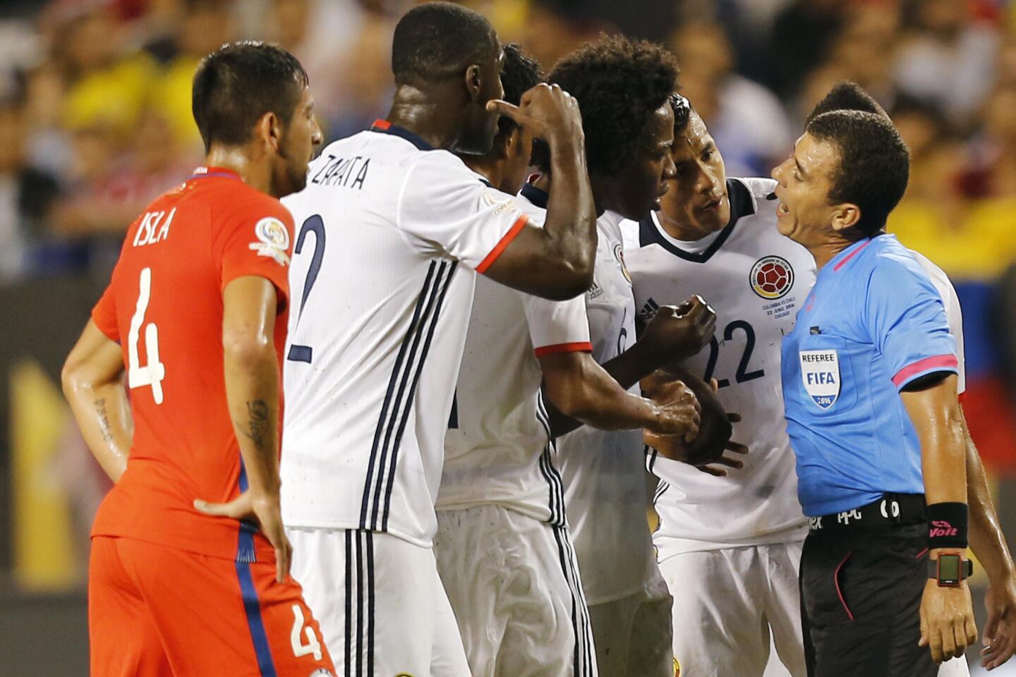 BOG136. CHICAGO (EEUU), 22/06/2016.- El árbitro Joel Aguilar (d) expulsa al colombiano Carlos Sánchez (c) hoy, miércoles 22 de junio de 2016, durante un partido entre Colombia y Chile por las semifinales de la Copa América Centenario, en el estadio Soldier Field de Chicago, Illinois (Estados Unidos). EFE/Mauricio Dueñas Castañeda ** Usable by HOY and SD Only **