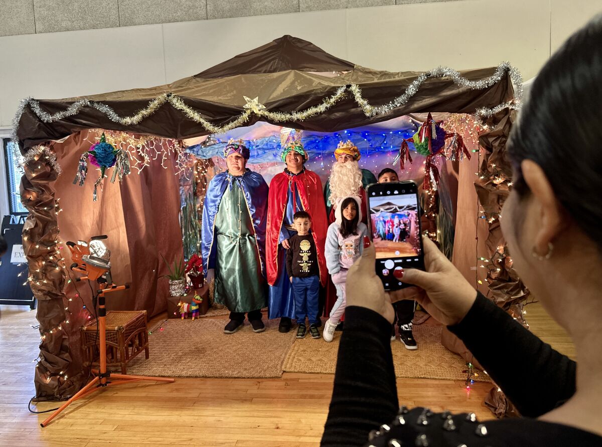 Los Reyes Magos llegaron a San Ysidro, visitaron Casa Familiar - San Diego  Union-Tribune en Español