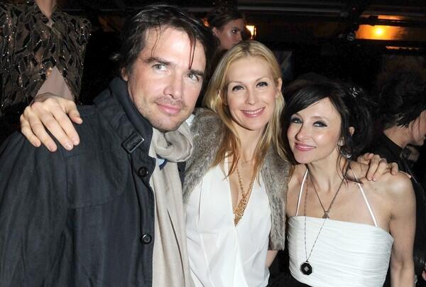 "Gossip Girl" parents Matthew Settle (left) and Kelly Rutherford (center) pose with alice + olivia's Stacey Bendet at the designer's fashion show.