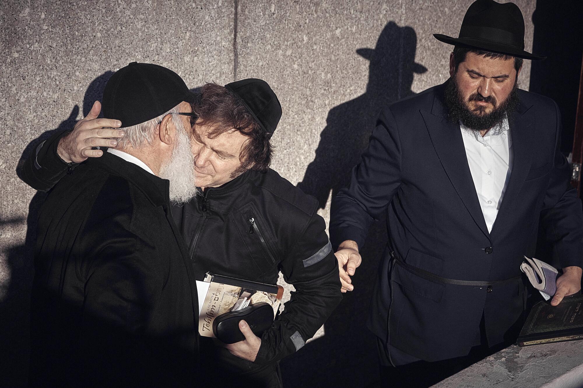El presidente electo de Argentina, Javier Milei, en el centro, abraza a los rabinos de Jabad-Lubavitch