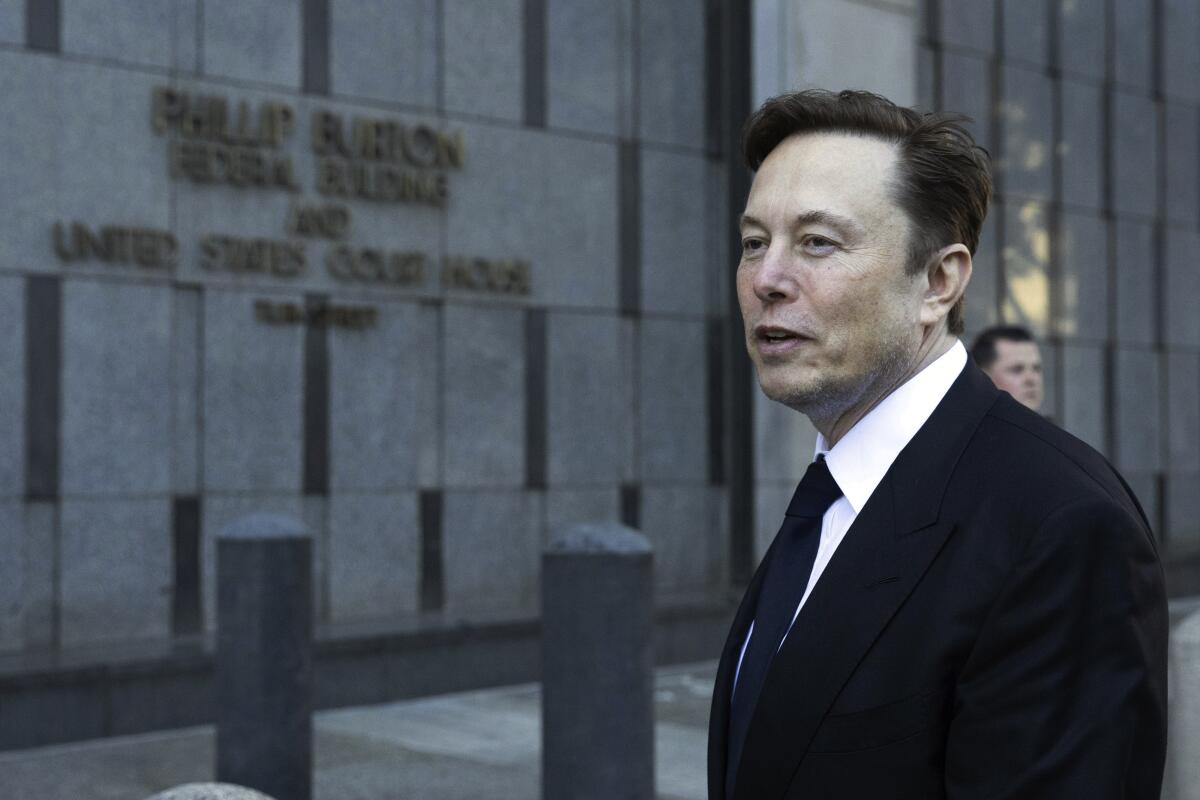 ARCHIVO - Elon Musk sale del edificio federal Phillip Burton en San Francisco,