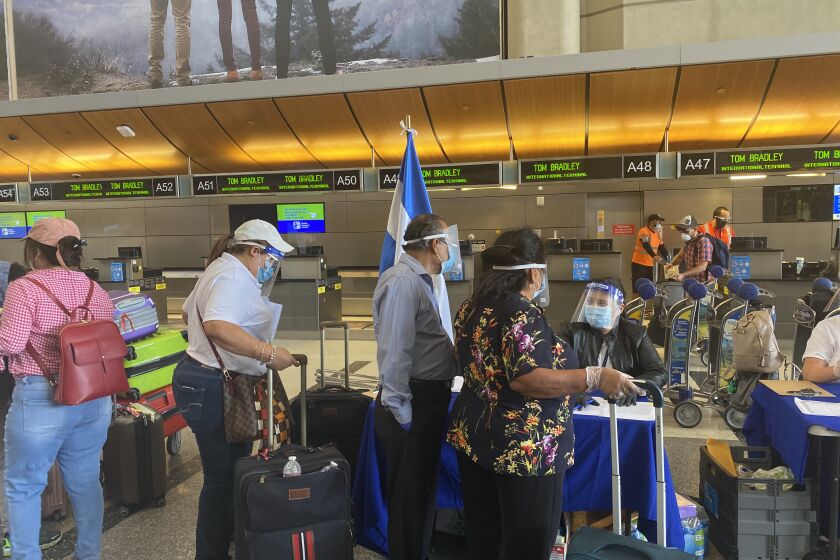 Un grupo de salvadoreños salió este 30 de junio del aeropuerto internacional de Los Ángeles. 