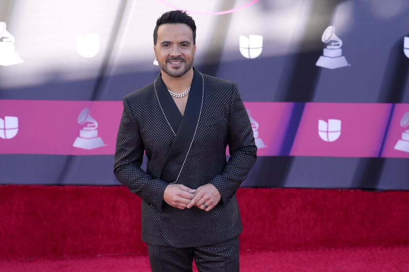 ARCHIVO - Luis Fonsi llega la 23a entrega anual del Latin Grammy en la Arena Mandalay Bay Michelob Ultra el 17 de noviembre de 2022. Fonsi lanzó su álbum "El viaje" con colaboraciones con Laura Pausini y Carlos Vives el 17 de mayo de 2024. (Foto AP/John Locher, archivo)