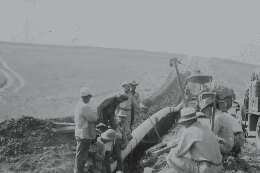 Crews from San Diego Gas & Electric install the Line 1600 natural gas pipeline in 1949.
