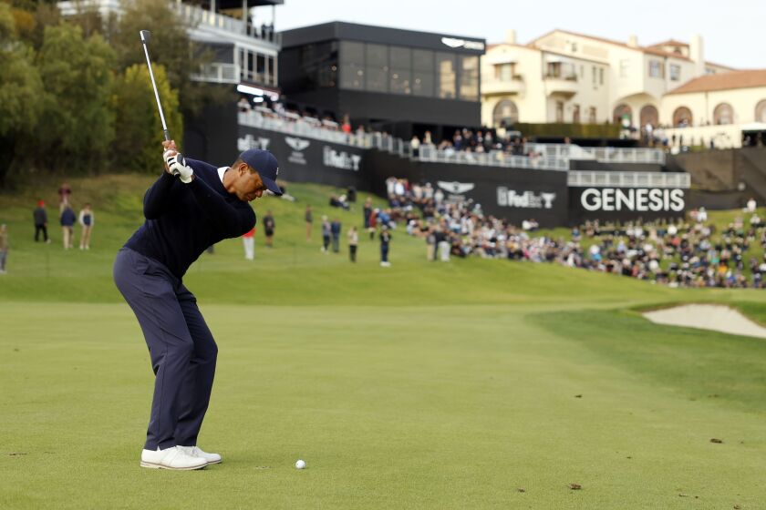 Tiger Woods realiza su tiro de aproximación al hoyo 18 durante la primera ronda del Genesis Invitational en el Riviera Country Club del área de Los Ángeles, el jueves 16 de febrero de 2023 (AP Foto/Ryan Kang)