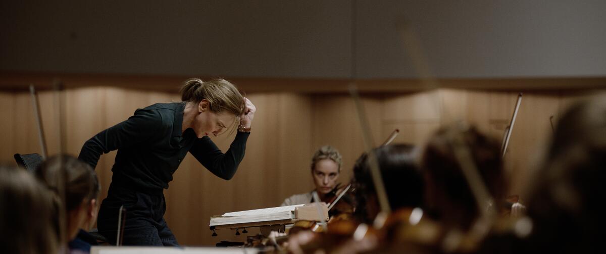 A female conductor (played by Cate Blanchett) passionately leads an orchestra in the movie "罢á谤."
