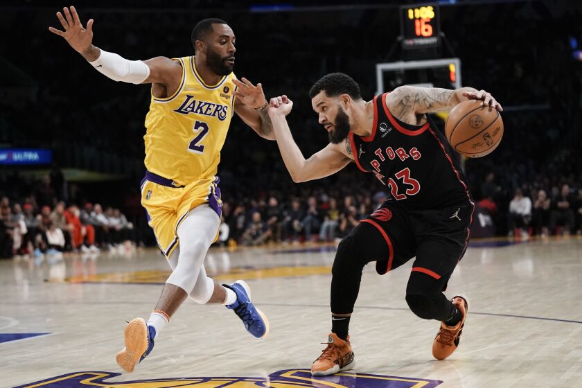 Los Angeles Lakers' Wayne Ellington, left, pressures Toronto Raptors' Fred VanVleet 