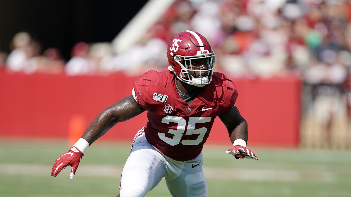 Alabama Crimson Tide linebacker Shane Lee follows a play during a game in 2019.