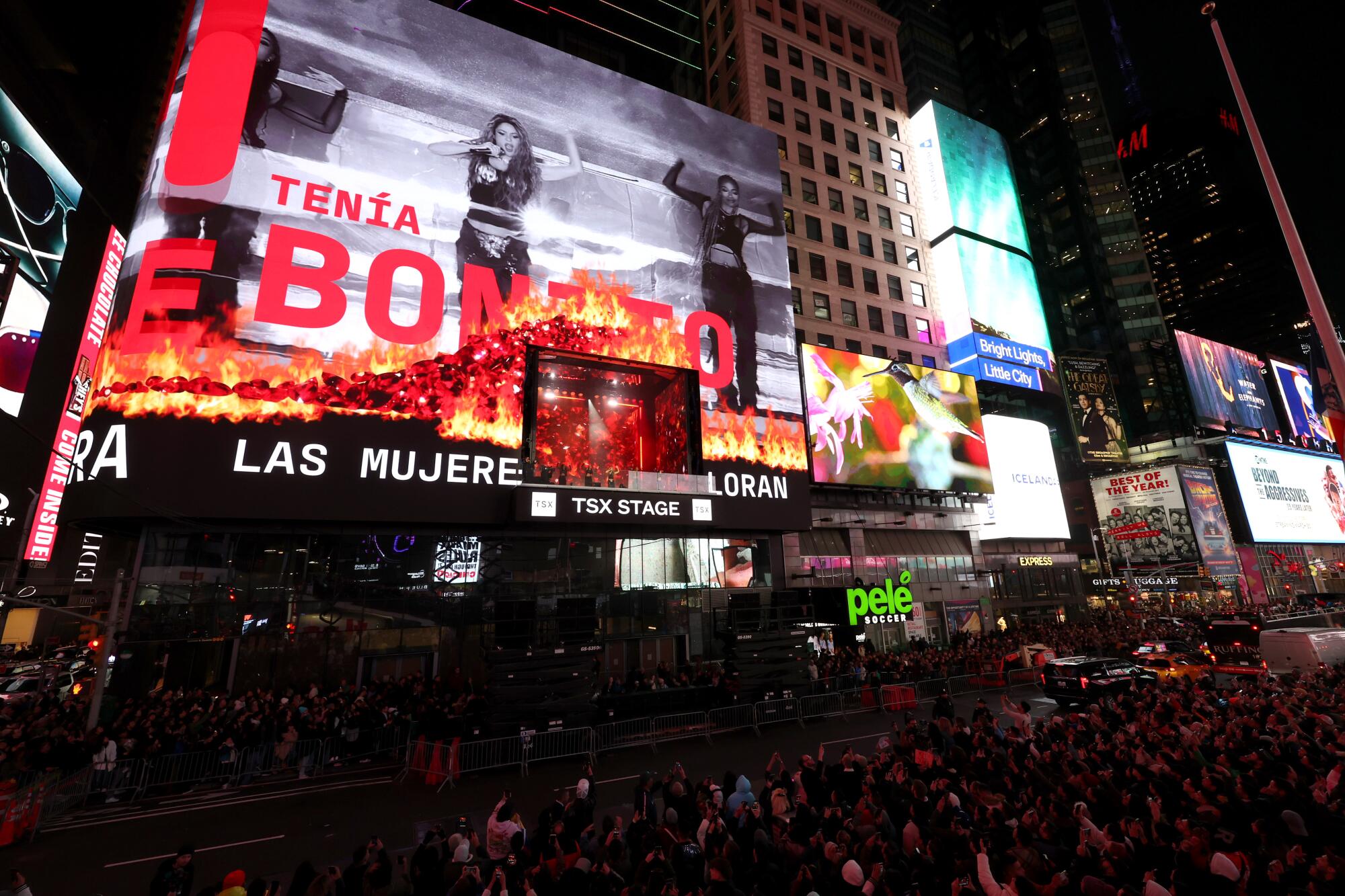 Viasta de Times Square durante la actuación en vivo de Shakira en TSX en New York City.