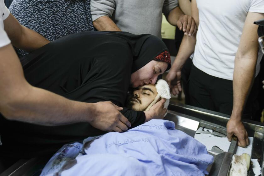 Una mujer palestina besa el cuerpo de Yazan Shtayyeh, 17 años, muerto en una incursión militar israelí, justo antes de su funeral en Cisjordania, en el poblado de Salem, cerca de la localidad palestina de Nablus, el lunes 15 de abril de 2024. (AP Foto/Majdi Mohammed)