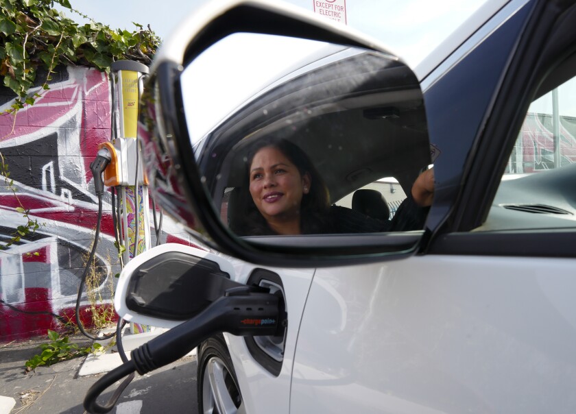 Marysol Tapiz conduce un Chevrolet Volt híbrido enchufable
